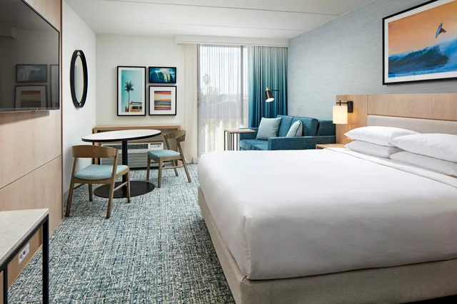 غرفة بسرير كينج مع أريكة، Hotel MDR Marina del Rey a DoubleTree by Hilton 2/3