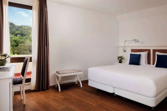 Superior, 1 Double and 1 Single Bed, with Extra Bed, Valley View, NH Sintra Centro 1/2