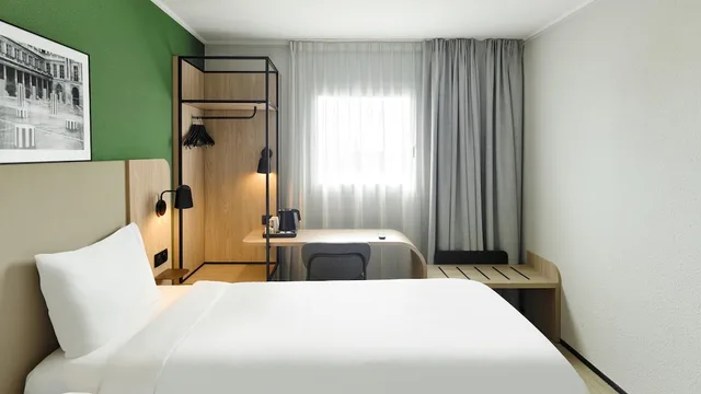Standard, Queen Bed, Campanile Argenteuil 2/10