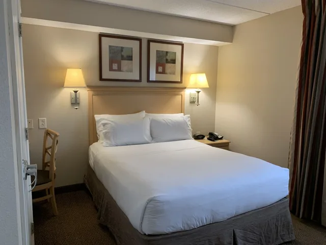 جناح بسرير كوين بغرفة نوم واحدة مع أريكة، CANDLEWOOD SUITES WILSON 1/4