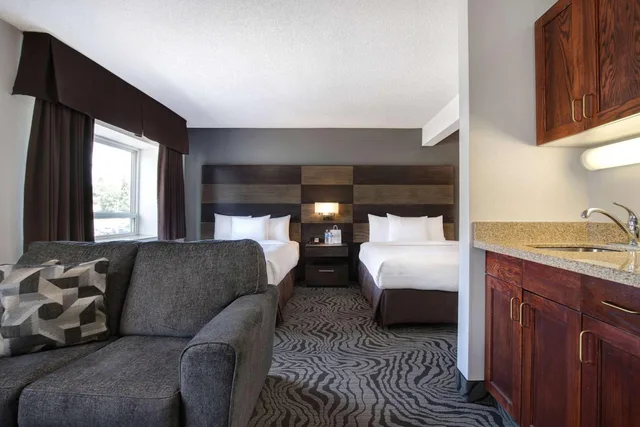 غرفة ديلوكس بسرير كينج وسريرين كوين، Days Inn by Wyndham Calgary South 1/7