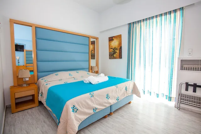 غرفة بسرير مزدوج أو سريرين منفصلين، Frini Hotel 1/4