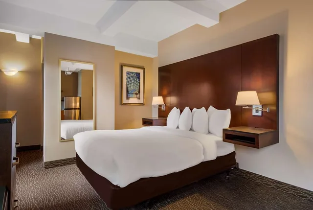 غرفة بسرير كوين بمطبخ صغير، Best Western Syracuse Downtown Hotel Suites 1/2