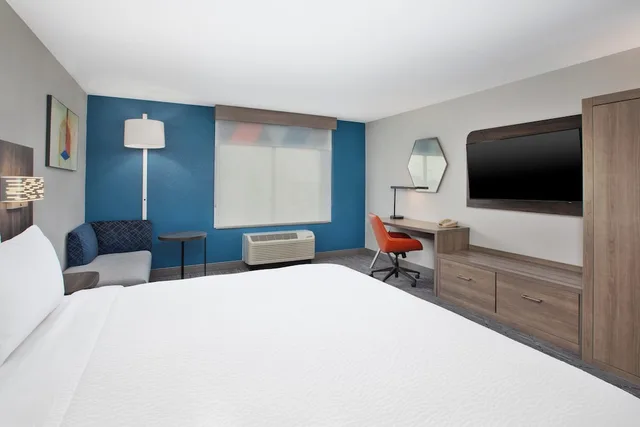 Standard, King Bed, Accessible, Holiday Inn Express Hotel And Suites Buffalo 2/5