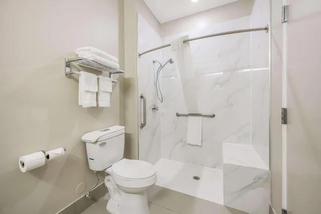 غرفة بسريرين كوين لذوي الإعاقة، SureStay Studio by Best Western Conroe Downtown 10/10