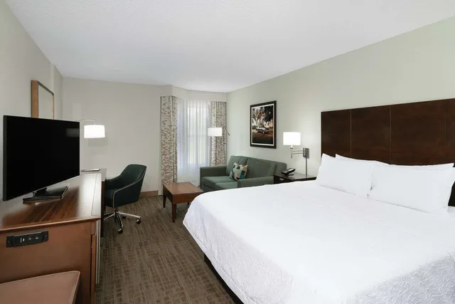 غرفة بسرير كينج مع أريكة، Hampton Inn & Suites Nashville/Franklin (Cool Springs) 1/3