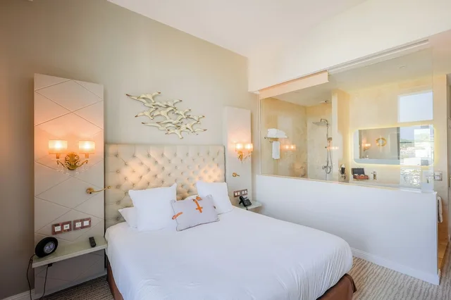 غرفة ديلوكس بإطلالة جزئية على البحر، GRAND HOTEL DES SABLETTES PLAGE, CURIO COLLECTION BY HILTON 2/10