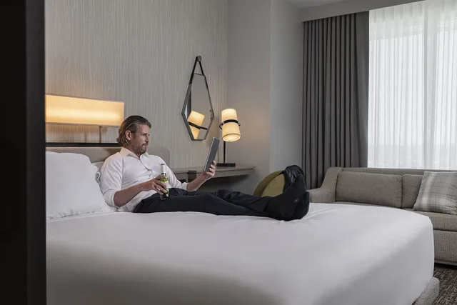 Room, King Bed, City and River View, Sofa، Hyatt Regency Portland At The Oregon Convention Center 3/5