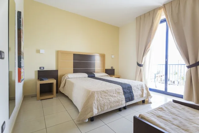 غرفة قياسية بسرير مزدوج وسرير فردي بإطلالة على المسبح، Tichos Greenblu Hotel 2/8