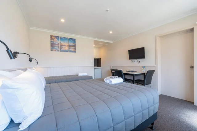 Superior, 1 Single and 2 Queen Beds، Te Anau Top 10 Holiday Park 1/4