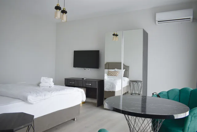 Suite, Green Hills Suites 2/8