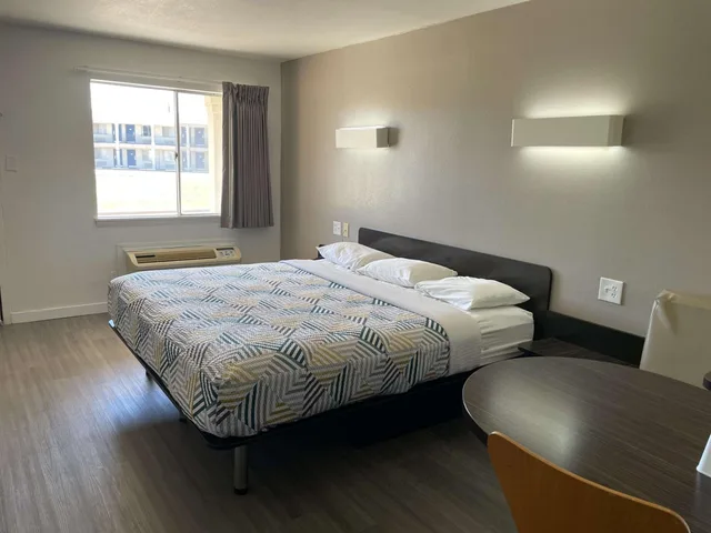 1 King Bed Mobility Accessible Tub, Nsmk، Motel6 Wichita Falls, TX - North 9/10