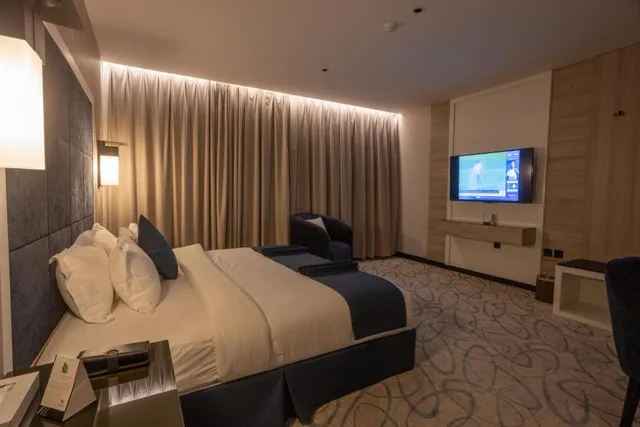 Business suite, SKYLINE HOTEL & SUITE 1/2