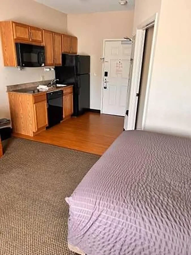 غرفة بسرير كوين بحوض استحمام لذوي الإعاقة، Candlewood Suites Fort Smith 2/2