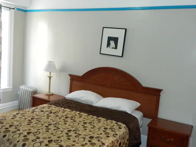 غرفة قياسية بسرير كوين بحمام خاص، Admiral Hotel 3/10