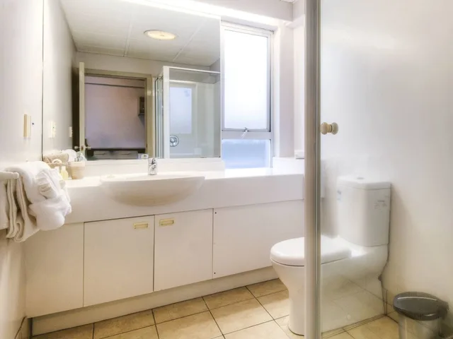 استوديو بسرير كوين وسرير فردي بإطلالة على البحيرة، Absolute Lakeview Motel 1/1