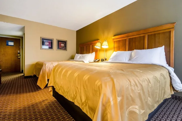 Standard, 2 Queen Beds, Exterior Entrance، Quality Inn Lumberton 3/9