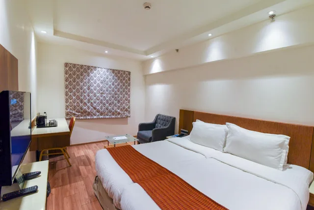 غرفة ديلوكس بسرير كوين، HOTEL EMERALD PARK-SHARANPUR 1/2