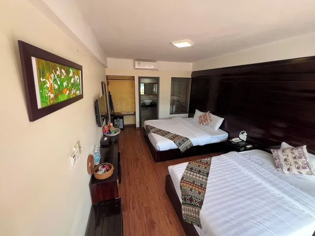 غرفة ديلوكس ثلاثية بسرير كينج وسرير فردي بإطلالة على الجبل بشرفة، Sapa Village Hotel 7/10