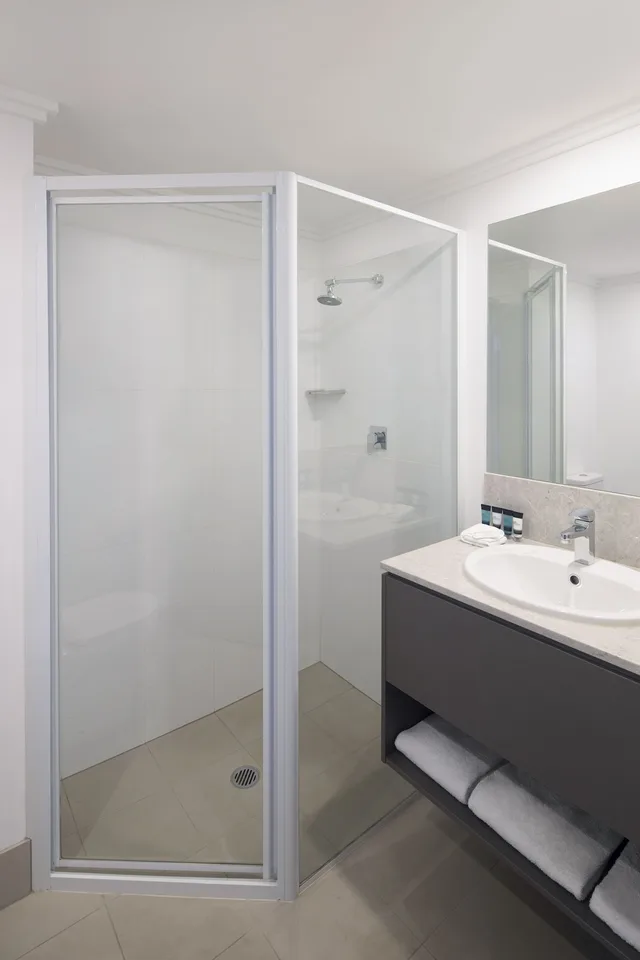 Standard, Triple, 1 King and 1 Single or 3 Single Beds، Mercure Sydney Bankstown 8/16