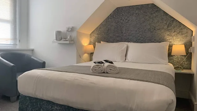 Silver, Double Bed, The Jubilee Hotel 2/2