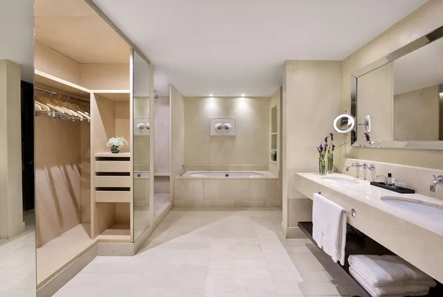 غرفة غراند عائلية بسرير كينج وسريرين منفصلين، La Manga Club Hotel Principe Felipe 4/5