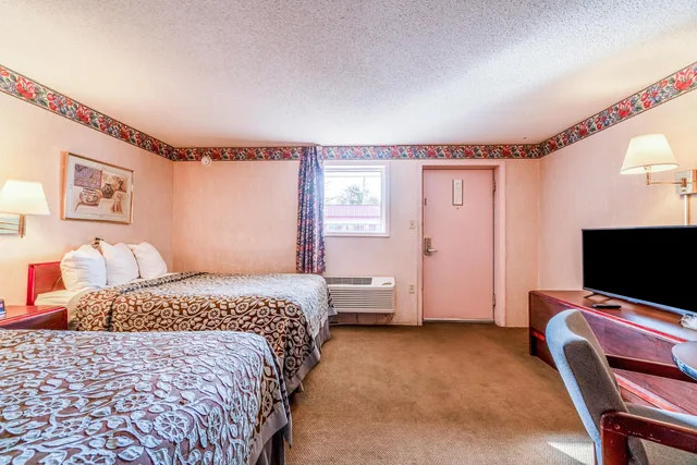 غرفة بسرير كينج وسرير مزدوج للمدخنين، Ozark Junction Inn 2/8