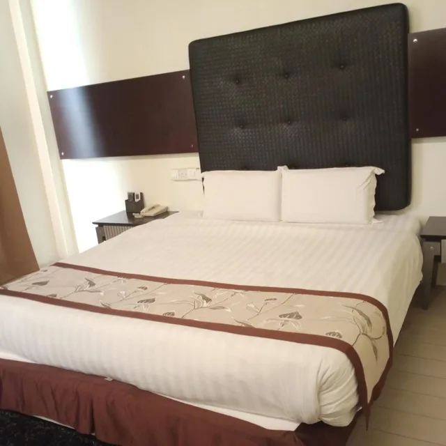Court, King Bed، Shervinton Executive Boutique Hotel 1/8