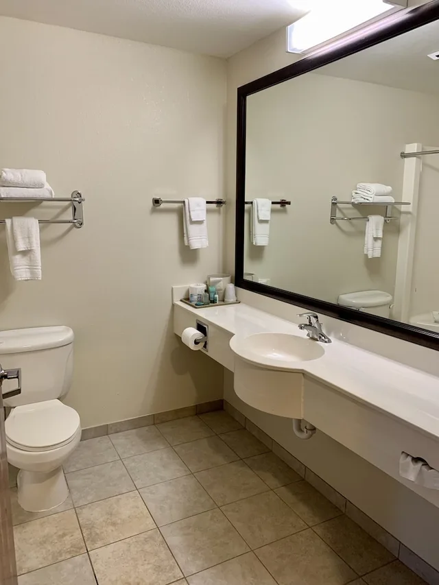 جناح بسرير كينج مع أريكة، Crossings by GrandStay Inn & Suites 10/10