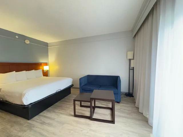 غرفة بسرير كينج لذوي الإعاقة، Super 8 by Wyndham Dallas Love Field Airport 1/10