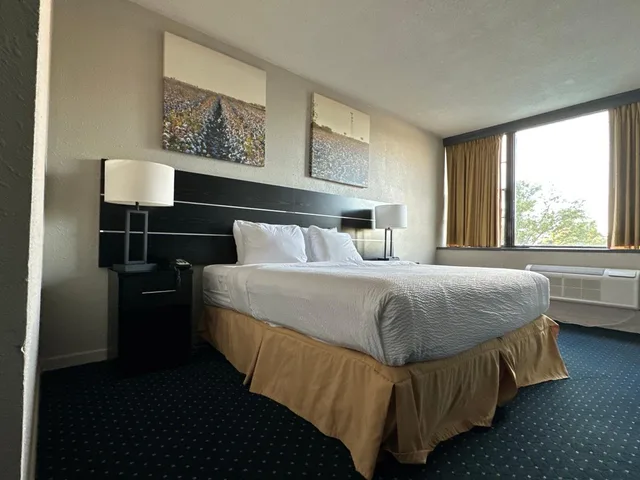 غرفة بسرير كينج، Inn at Lebanon 2/3