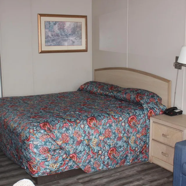 Studio, King Bed, Red Carpet Inn Louisville 4/10