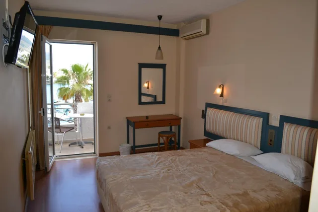 غرفة بثلاثة أسرّة بإطلالة على البحر، Astron Hotel KOS 1/4