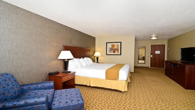 غرفة قياسية ركنية بسرير كينج، Holiday Inn Express Hotel Suites Fort Atkinson 2/7