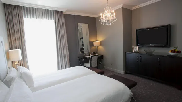 غرفة بريميوم بسرير مزدوج أو سريرين منفصلين بإطلالة على الجبل، Queen Victoria Hotel & Manor House 1/10