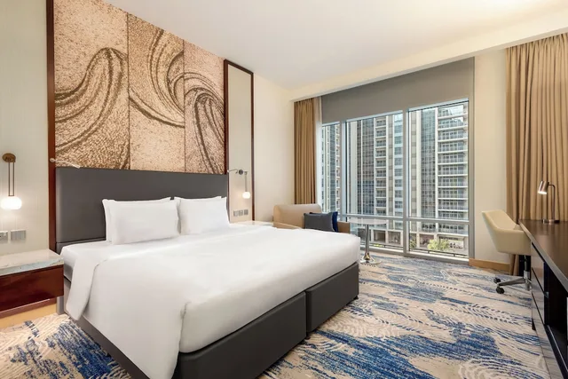 غرفة سوبيريور بسرير كينج، Novotel Dubai Gold District 2/5