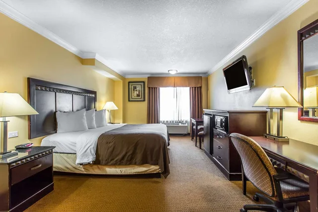 غرفة بسرير كينج، Quality Inn and Suites Bell Gardens Los Angeles 4/5
