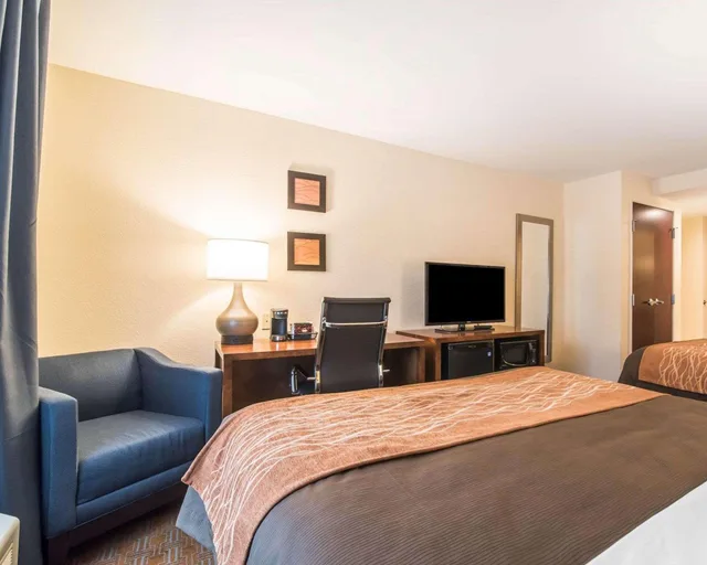 غرفة رباعية بسريرين كوين، Comfort Inn & Suites Brattleboro I-91 3/3