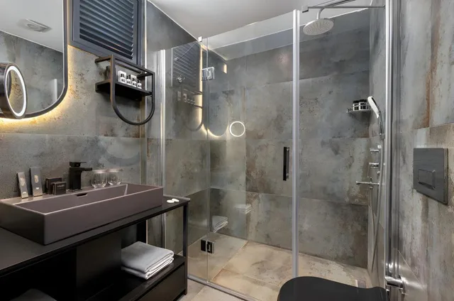 غرفة بسرير كينج بإطلالة جزئية على البحر، Afflon Sea Hill Concept 2/2