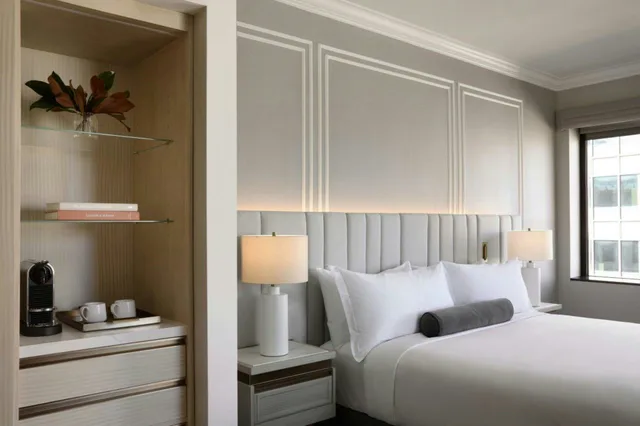 غرفة بريميوم بسرير كينج، InterContinental Hotels Indianapolis, an IHG Hotel 1/1