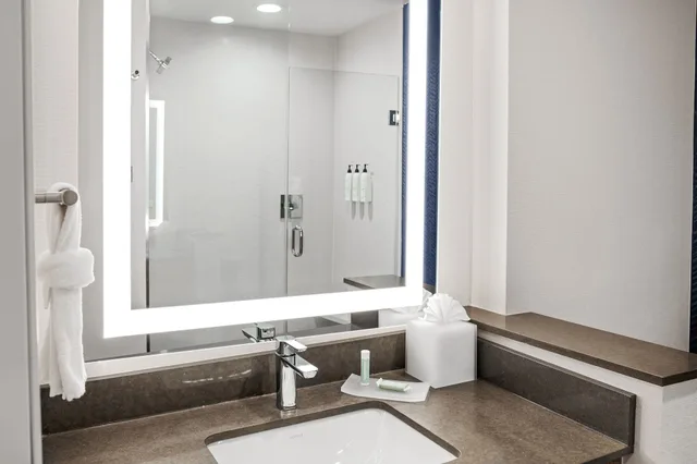 جناح بسرير كينج مع أريكة، Fairfield by Marriott Inn & Suites Austin Downtown 5/6