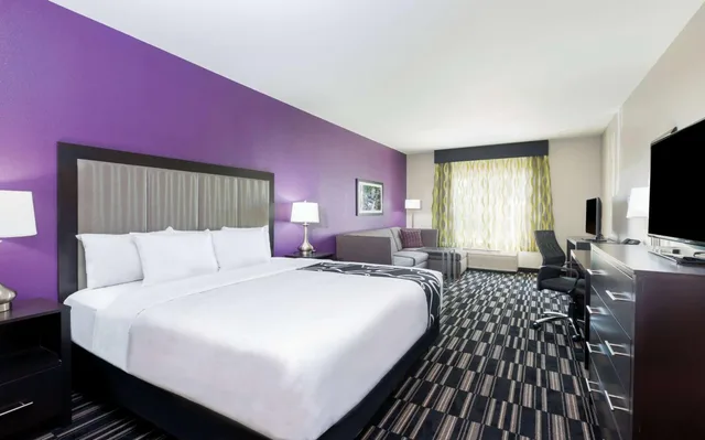 Executive, King Bed, Sofa, La Quinta Inn & Suites by Wyndham Fairfield - Napa Valley 3/4