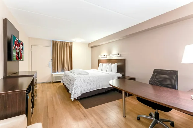Premium, King Bed, Accessible, Red Roof PLUS Mt Pleasant - Patriots Point 2/4