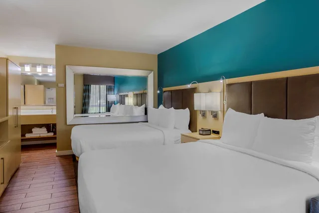 غرفة بسريرين كوين بإطلالة على الجبل، Best Western Plus South Coast Inn 1/8