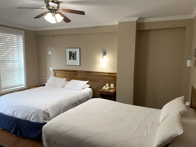 غرفة بسريرين منفصلين، The Baron Hotel 9/10