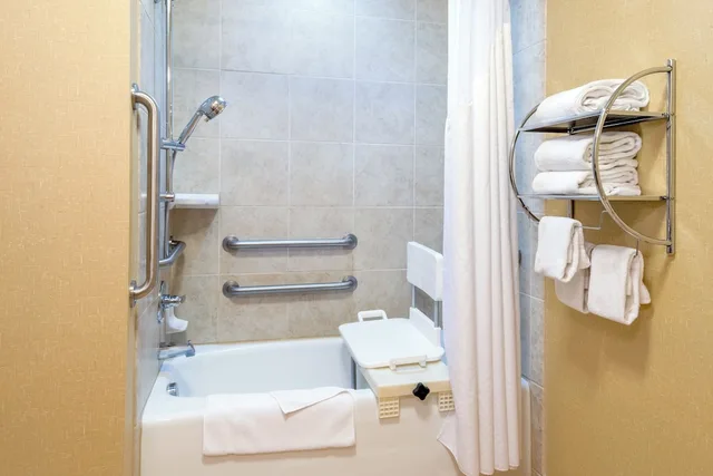 غرفة قياسية بسريرين كوين لذوي الإعاقة، Holiday Inn Hotel Suites Grand Junction Airport 7/7