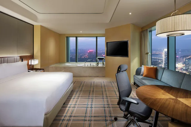 Deluxe, Executive, King Bed, River View, Hilton Fuzhou 8/10