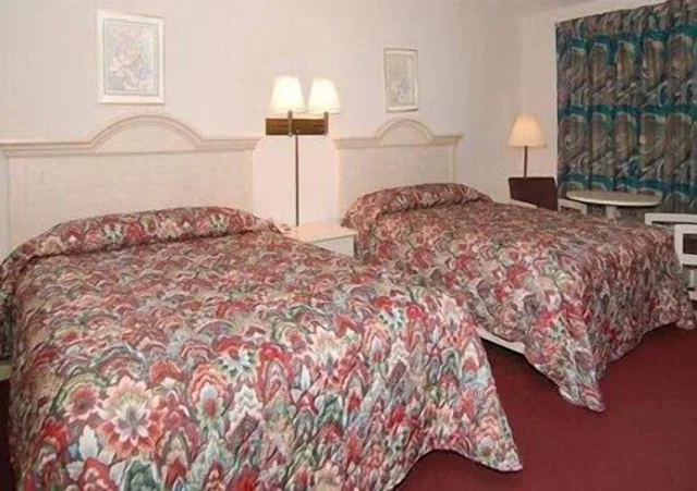 Standard, 2 Queen Beds, Smoking, Rodeway Inn Lake City I-75 4/6