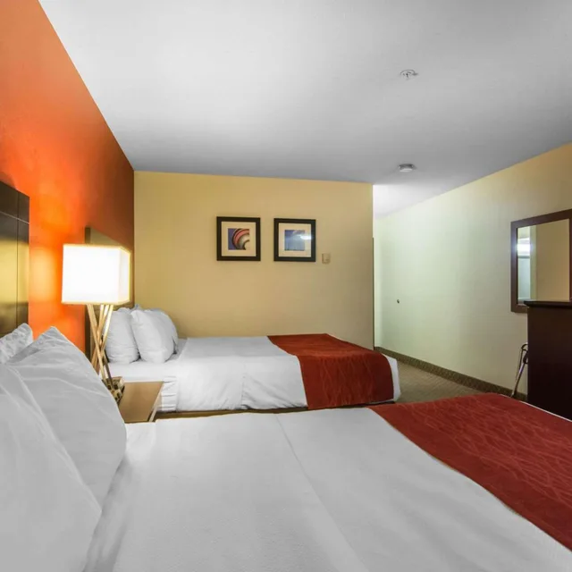 غرفة قياسية بسرير كينج وسريرين كوين، Comfort Inn & Suites Calgary Airport - South 1/9