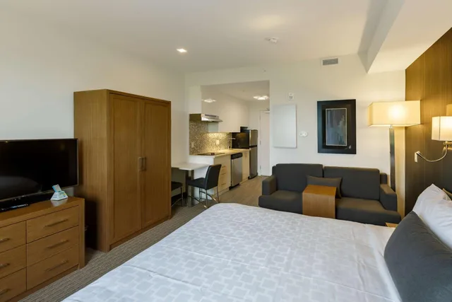 غرفة بسرير كينج يُسمح فيها بالحيوانات الأليفة، Executive Residency By Best Western Calgary City View North 4/6